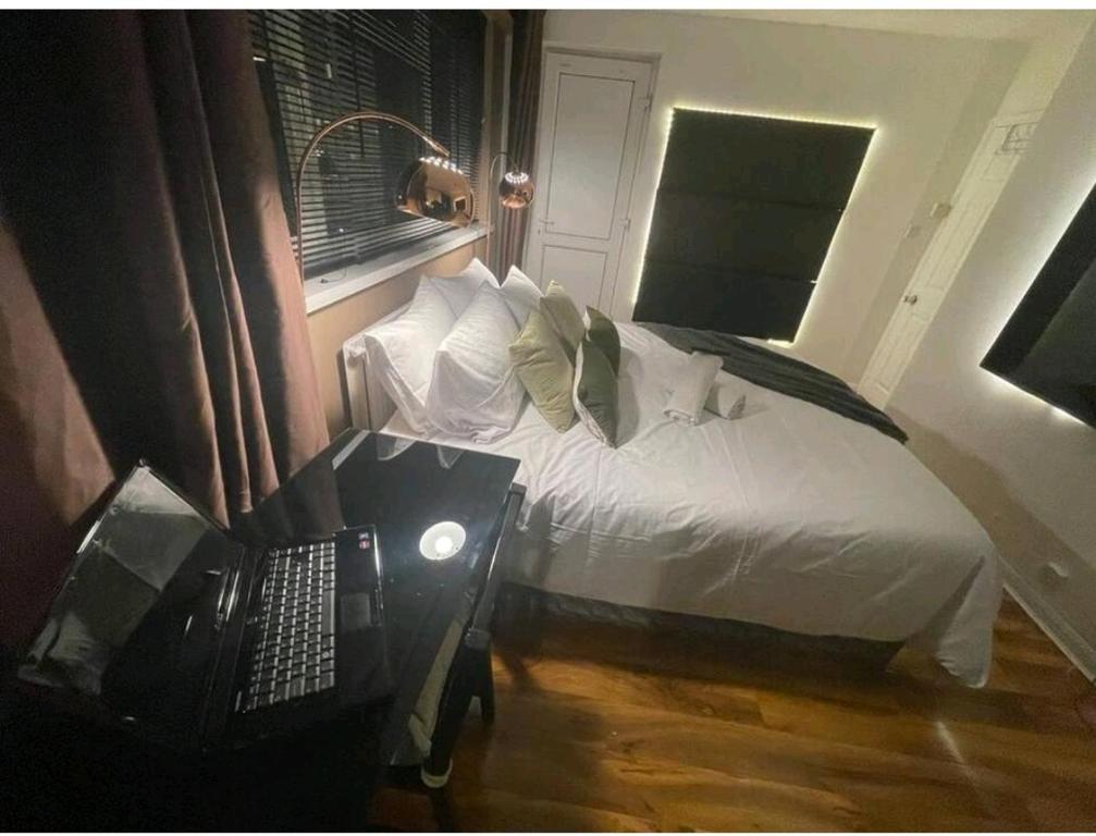 LA1 Hotel Themed Room 65 inch TV Free parking own fridge with park view