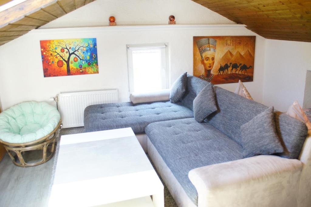 普夫龍滕的住宿－FEWO Blick Falkenstein，客厅配有蓝色的沙发和桌子