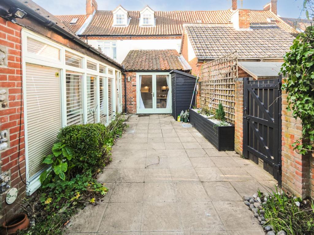 une cour d'une maison avec allée dans l'établissement Peggs Yard, à Aylsham