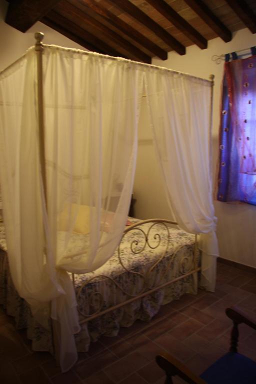 A bed or beds in a room at Antico Podere la Martinella