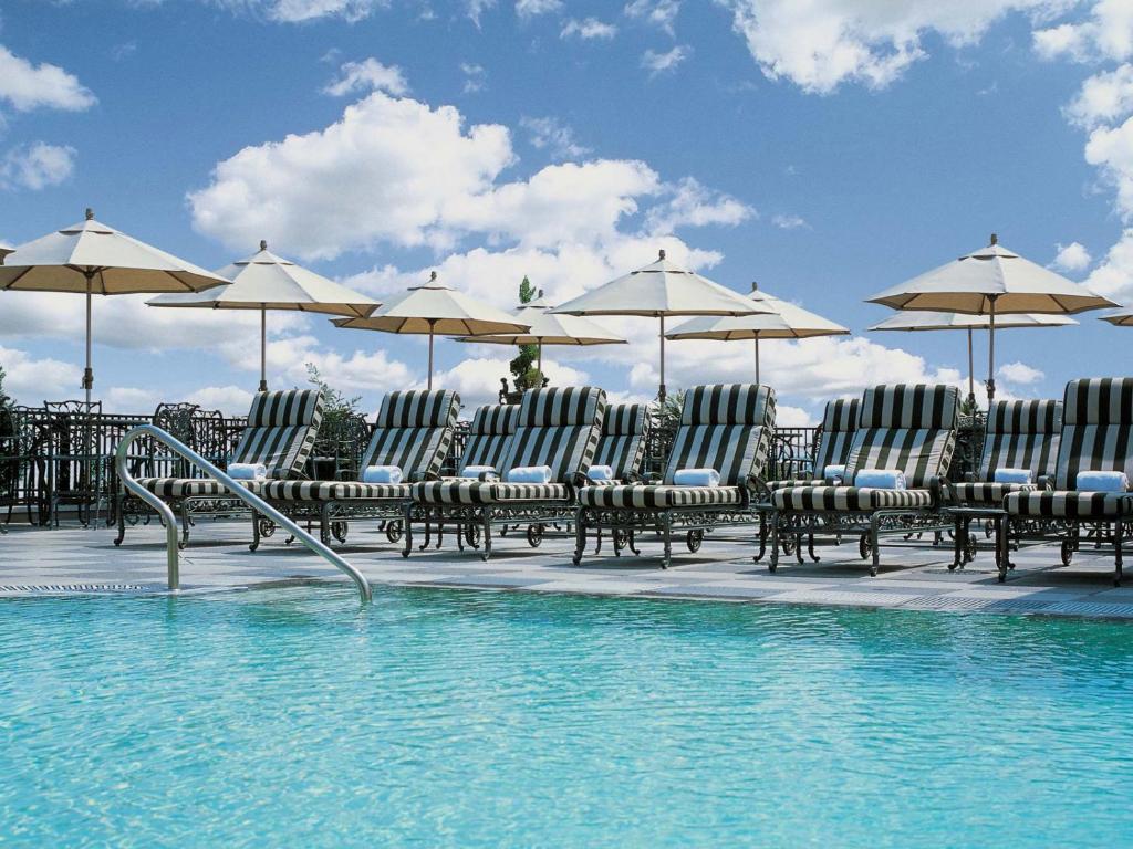 Bazén v ubytování Market Pavilion Hotel nebo v jeho okolí