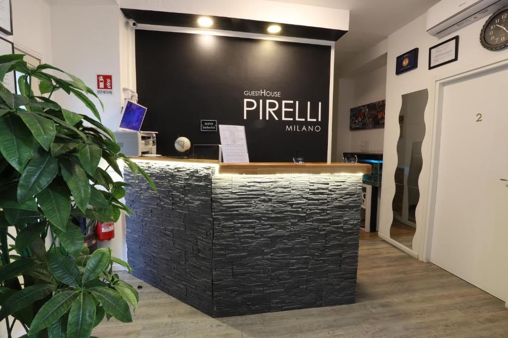 een bar in een kamer met een zwarte muur bij Guest House Pirelli Milano in Milaan