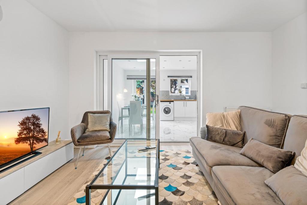 un soggiorno con divano e tavolo in vetro di 241 Residence a Kent