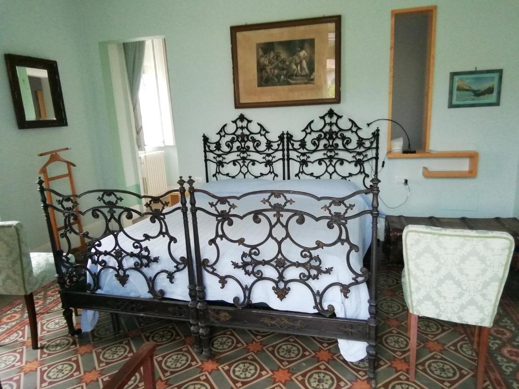 Una cama en blanco y negro en una habitación en Villa Manasse, en Aci Castello