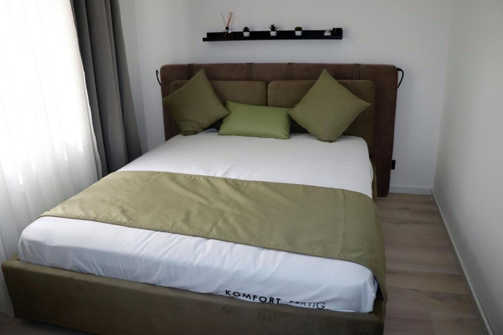 een bed in een kleine kamer met bij komfortfertige Wohnungen Freihof in Wenen