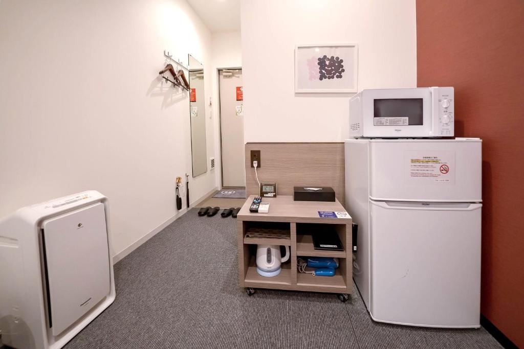 Kuchyň nebo kuchyňský kout v ubytování HOTEL R9 The Yard Taketoyo