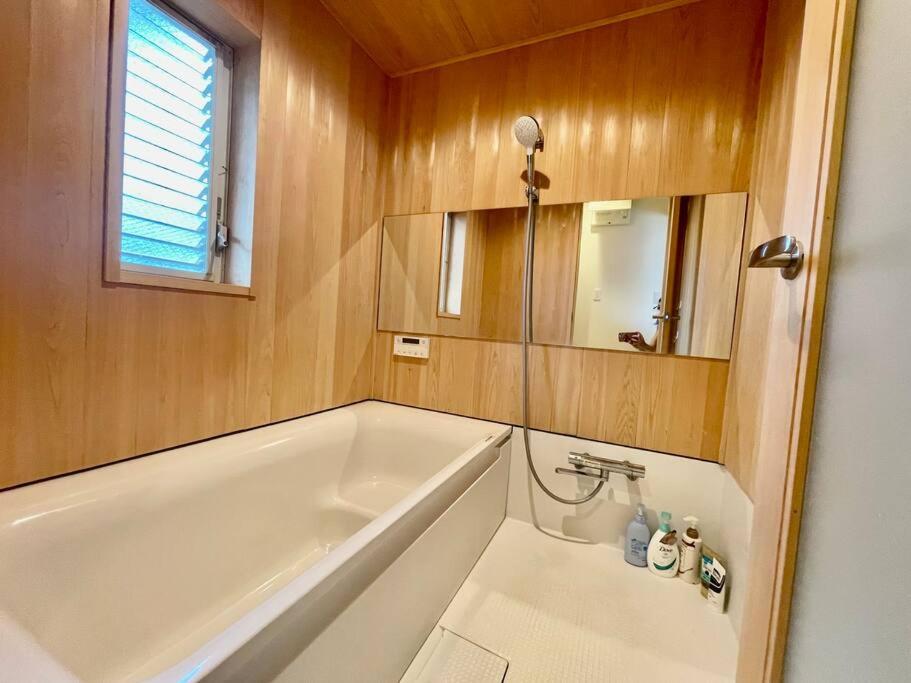 Koupelna v ubytování ゲストハウス宮の軒-稲荷参道前 3-Floor Family House, four living room, washmachine, 2 toilet, project, big supermarket nearby