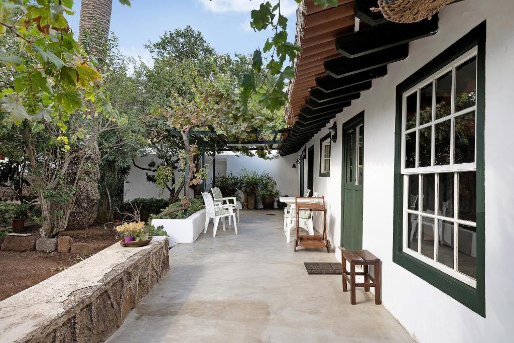een patio van een huis met stoelen en een tafel bij Casa Julia in La Laguna