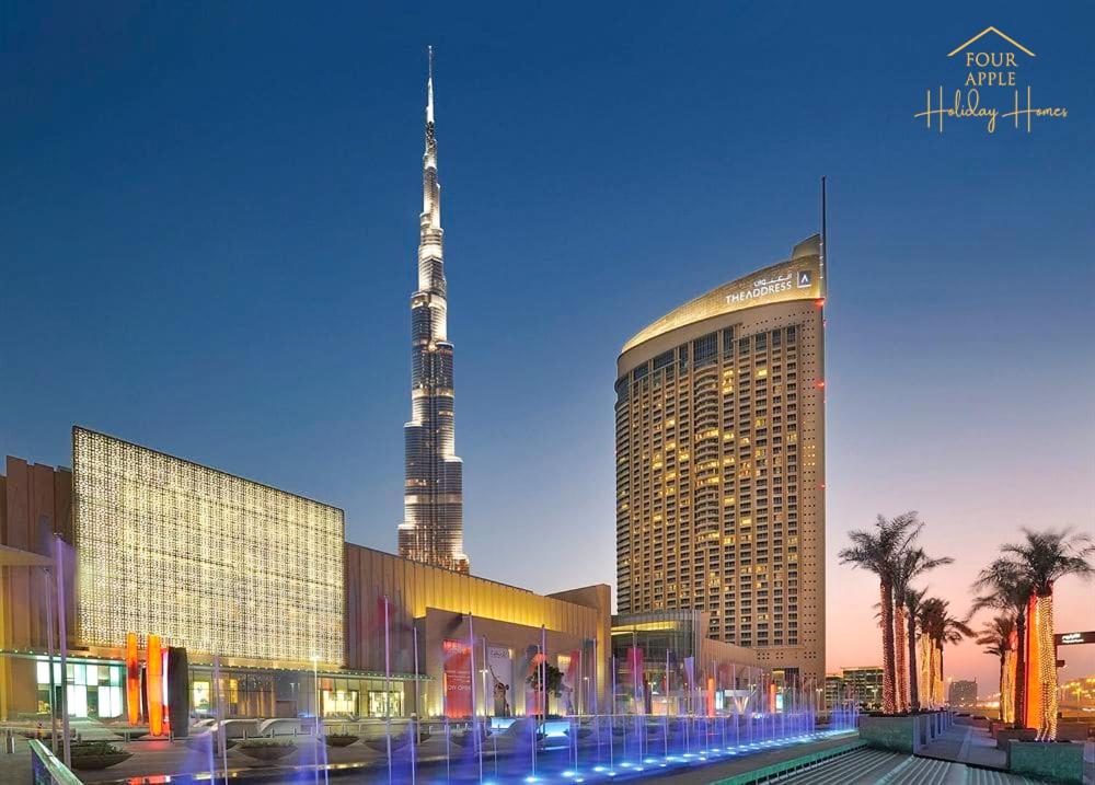 Emaar Fashion Avenue - Formerly Address Dubai Mall Four Apple في دبي: عمل بناء كبير مع برج طويل