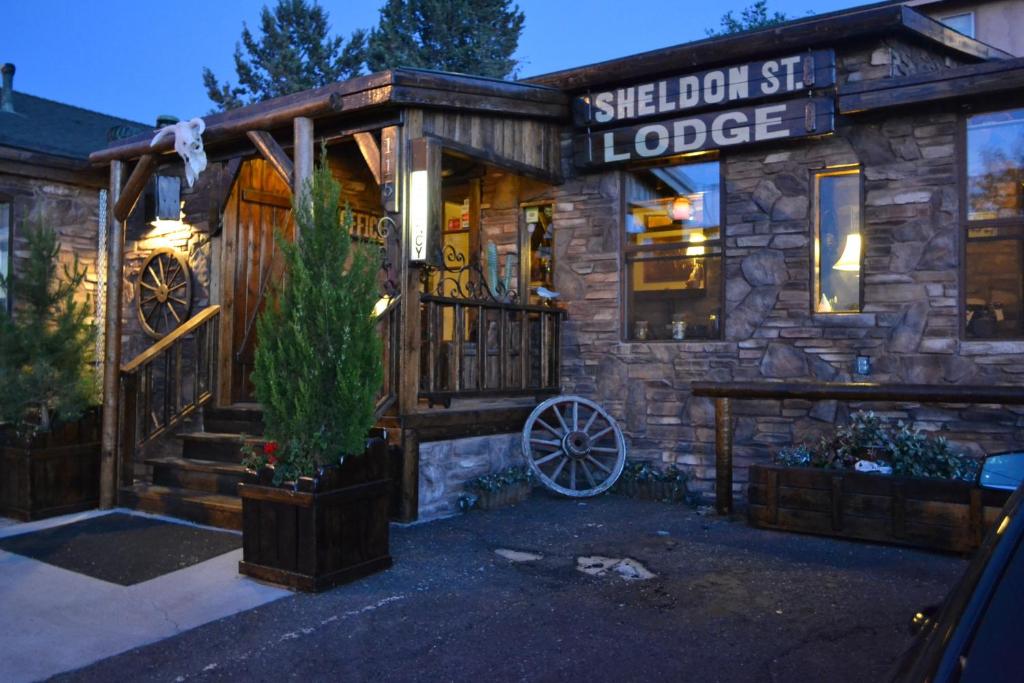 uma cabana de madeira com um cartaz que lê sherfell lodge em Sheldon Street Lodge em Prescott