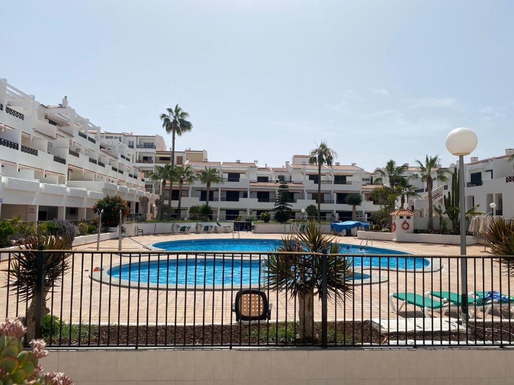 Bazén v ubytování Apartment 5A1, Victoria Court 1, Avenida Londres 6, Los Cristianos, 38650, Tenerife nebo v jeho okolí