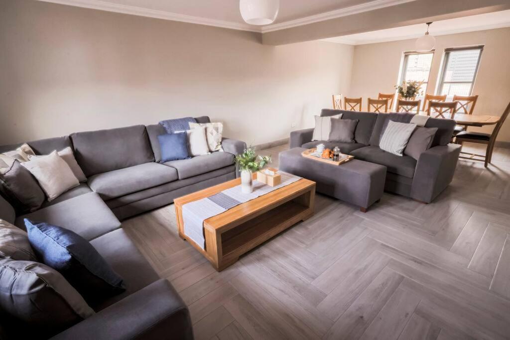 Posezení v ubytování Westertonhill Lodge 5 Newbuild with Hot Tub Option