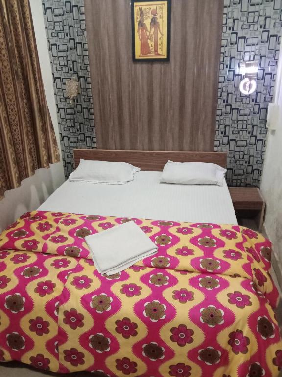 Postel nebo postele na pokoji v ubytování Veg park view hotel matheran