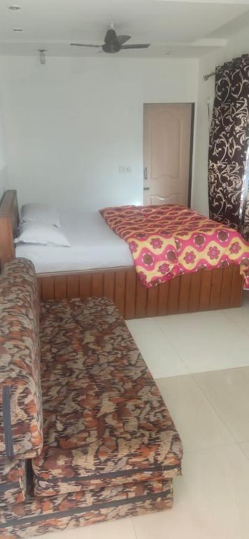 Postel nebo postele na pokoji v ubytování Veg park view hotel matheran