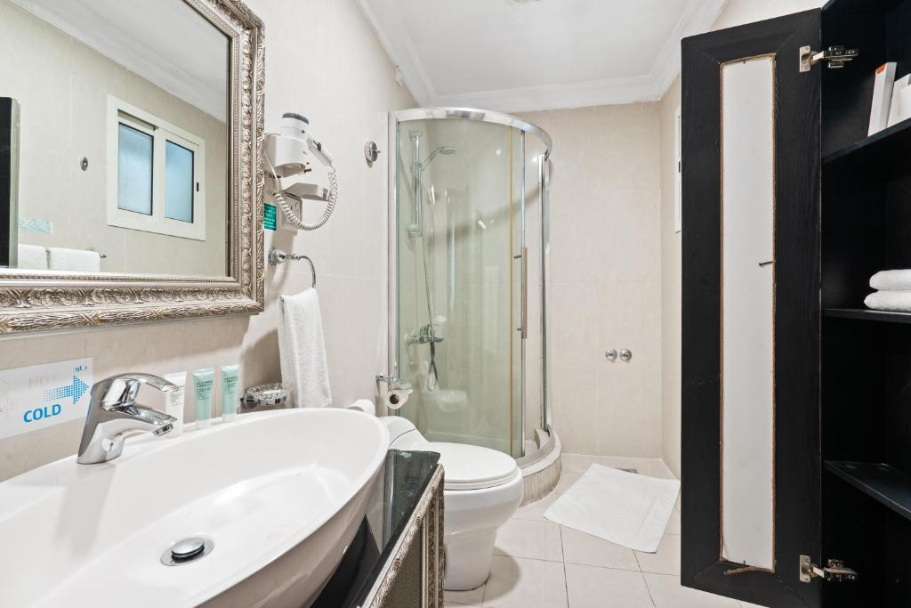 Kupatilo u objektu Chairmen Hotel