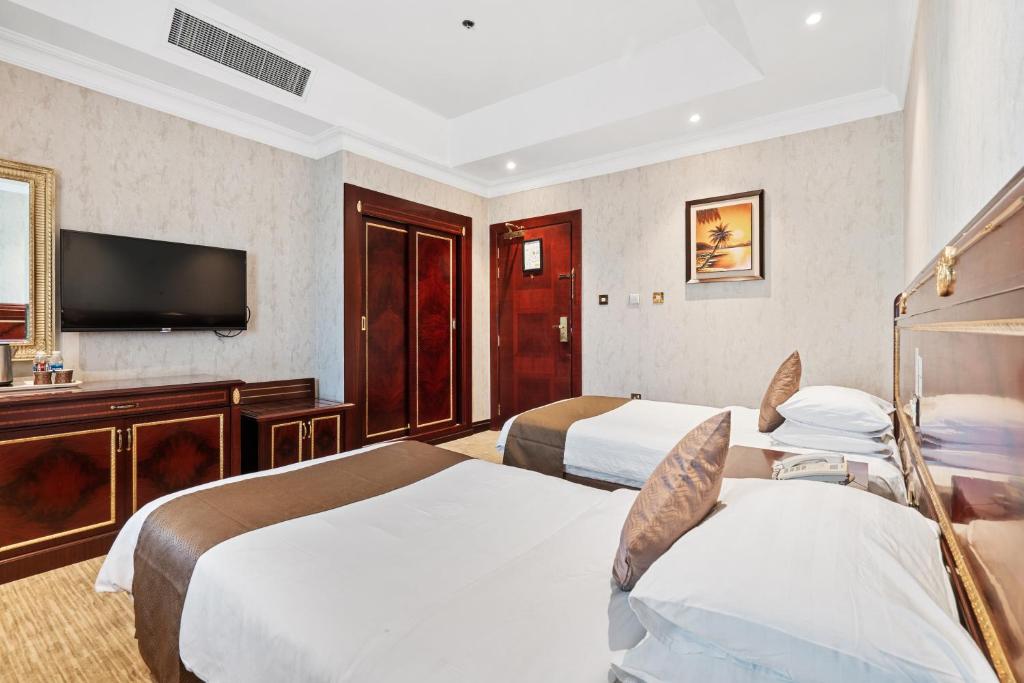 TV i/ili multimedijalni sistem u objektu Chairmen Hotel