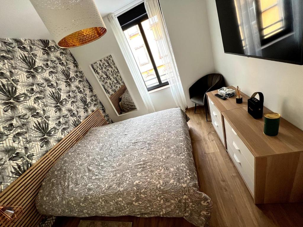 um quarto com uma cama e uma cómoda em Chambre cosy, proche centre-ville et gare em Colmar