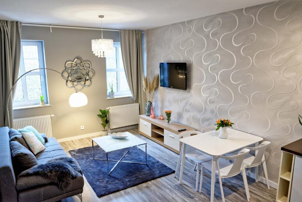 salon z kanapą i stołem w obiekcie BanApart Apartments w mieście Zgorzelec