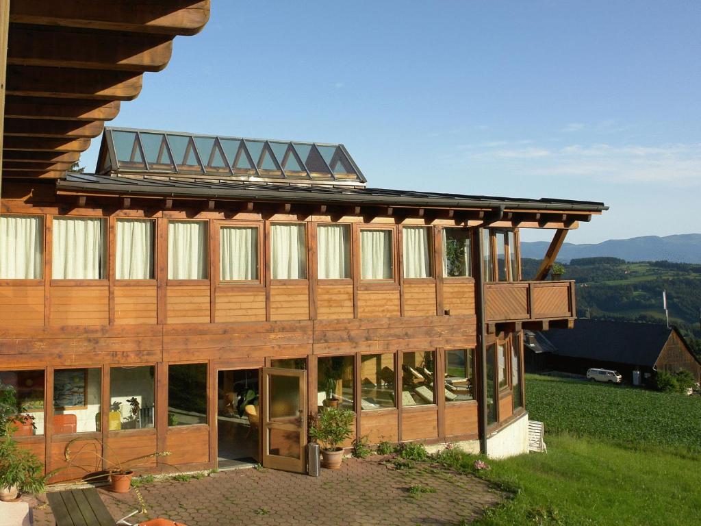 una gran casa de madera con muchas ventanas en Enzianhof, en Ligist