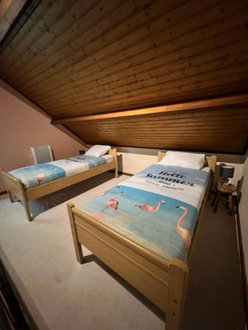 Postel nebo postele na pokoji v ubytování Panoramic Bungalow Sint Gillis-Waas