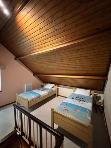 Postel nebo postele na pokoji v ubytování Panoramic Bungalow Sint Gillis-Waas