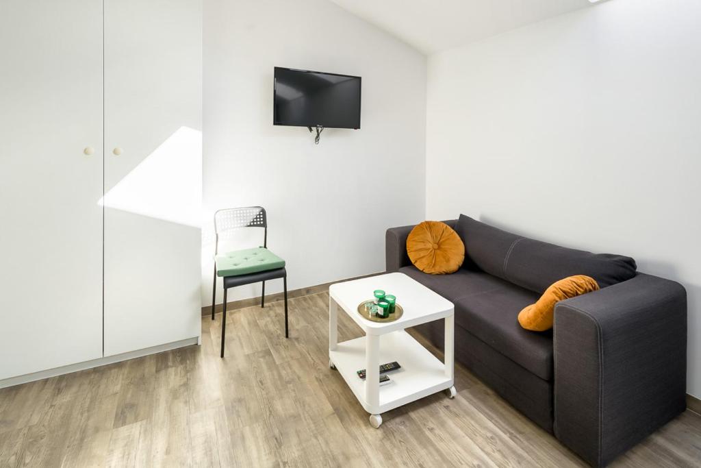 Televízia a/alebo spoločenská miestnosť v ubytovaní Modern apartment in the very central location 18