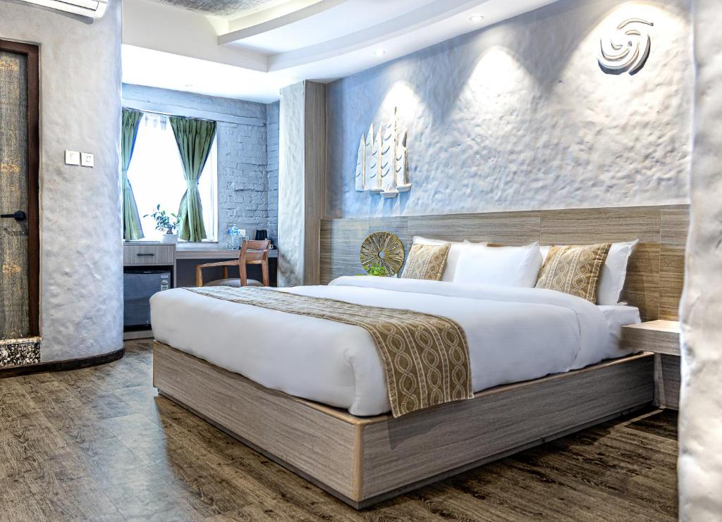 ein Schlafzimmer mit einem großen Bett in einem Zimmer in der Unterkunft Vastu Boutique Hotel in Kathmandu