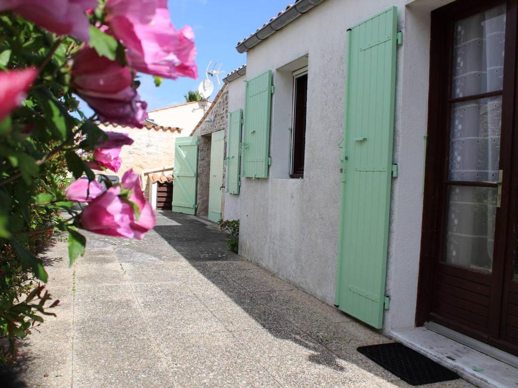 Photo de la galerie de l'établissement Maison calme à Saint-Pierre-d'Oléron, 4 couchages, proche commerces, cour ensoleillée, parking. - FR-1-246A-79, à Saint-Pierre-dʼOléron