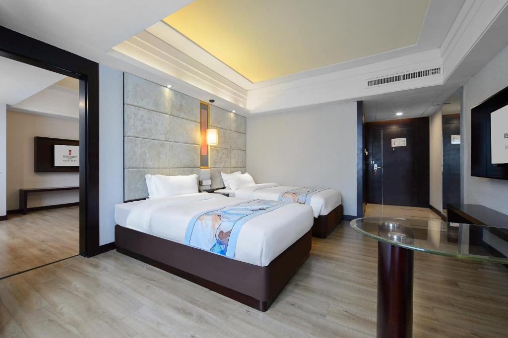 Postel nebo postele na pokoji v ubytování Foshan Rezen Select Pasonda Hotel