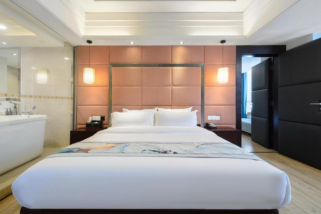 Postel nebo postele na pokoji v ubytování Foshan Rezen Select Pasonda Hotel