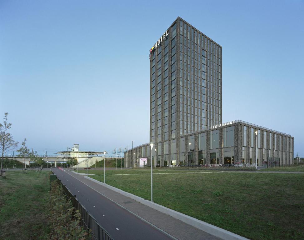 um edifício alto com uma estrada em frente em Van der Valk Hotel Nijmegen-Lent em Nijmegen