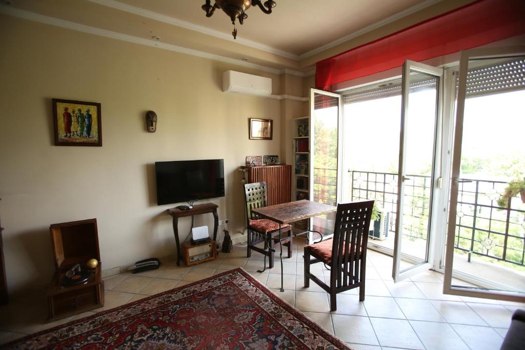 Televízia a/alebo spoločenská miestnosť v ubytovaní Panoramic Hideaway in Central Buda