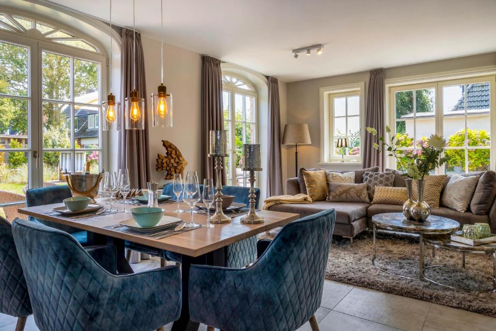 a living room with a table and chairs at Ferienhaus SylterLiebe in Tinnum