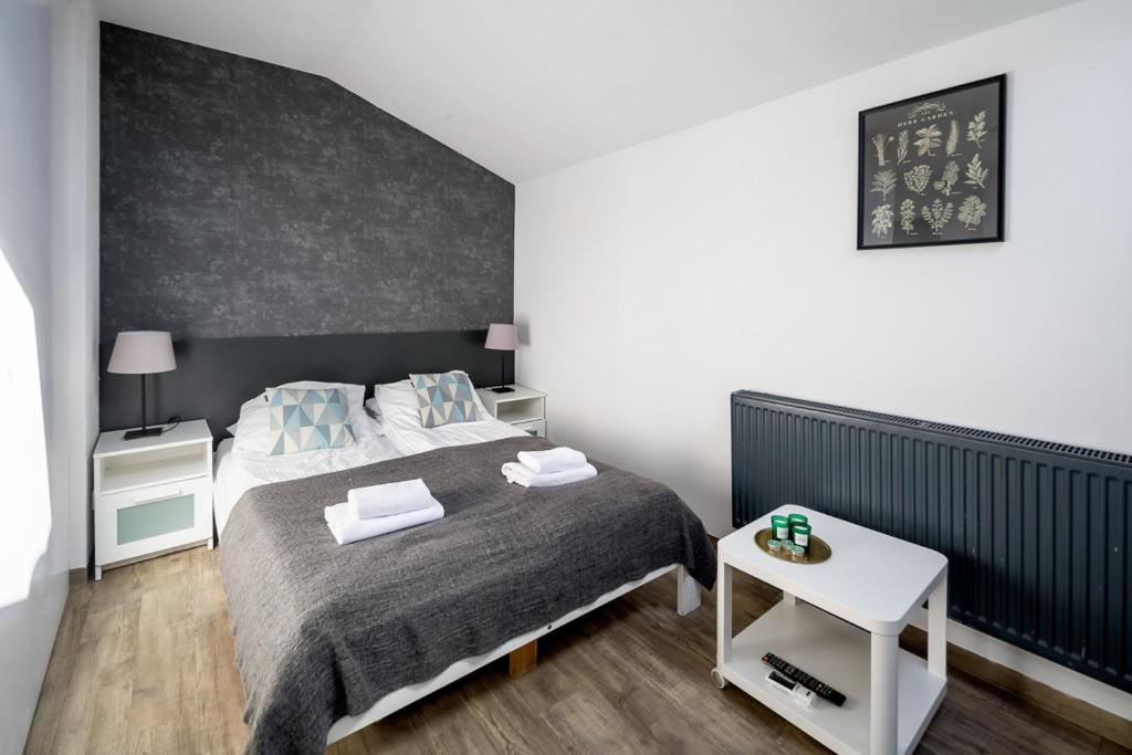 una camera con letto e tavolo bianco di Modern aparment in the very central location 19 a Cracovia
