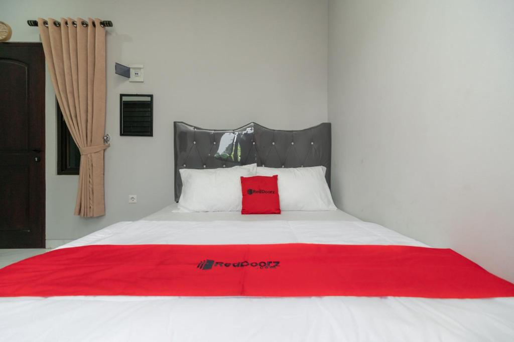 RedDoorz Plus near Jungeland Sentul - Economy Double Room