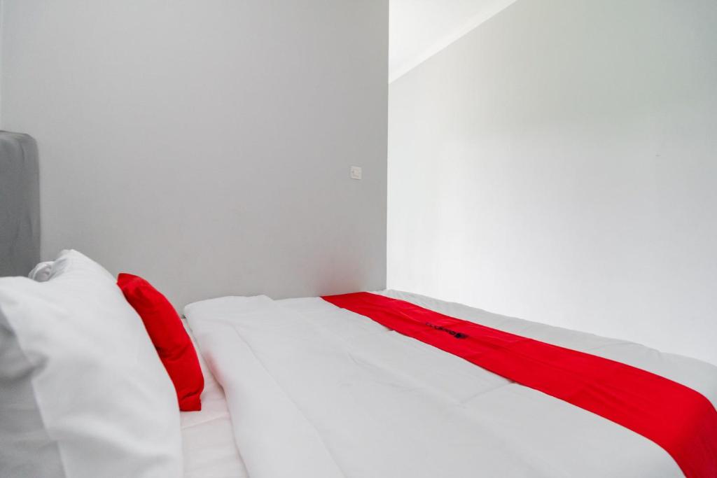 RedDoorz Plus near Jungeland Sentul - Habitación Doble Superior
