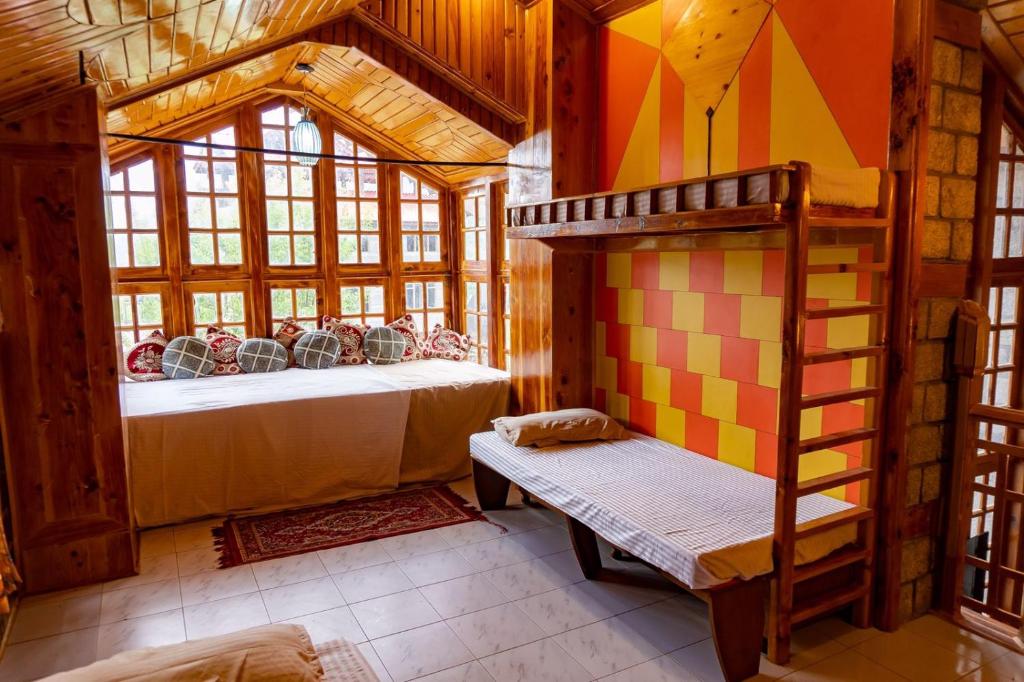 Двухъярусная кровать или двухъярусные кровати в номере JOGINI HIGH MOUNT VILLA