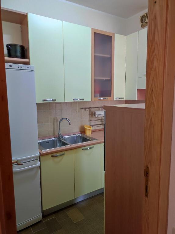 Kuchnia lub aneks kuchenny w obiekcie Villa Giancarla Santa Margherita di Pula