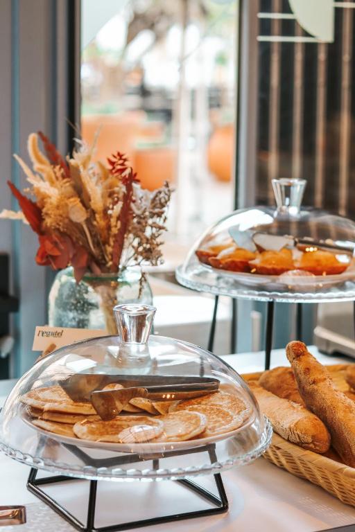 two plates of food on a table with bread at L'Eautel Toulon Centre Port in Toulon