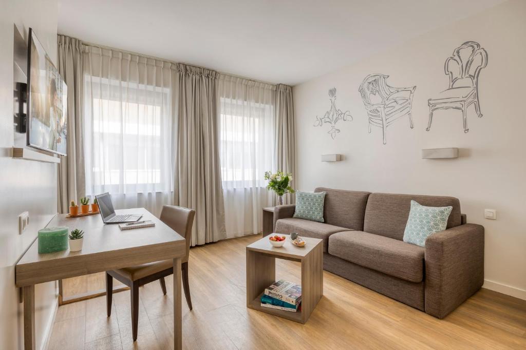 un soggiorno con divano e tavolo di Citadines Toison d’Or Brussels Aparthotel a Bruxelles