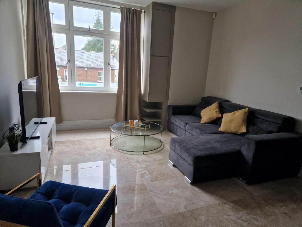 een woonkamer met 2 banken en een glazen tafel bij Bright & Modern 2 bedroom In Hendon in Hendon