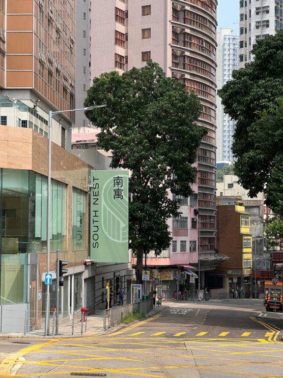 una strada vuota in una città con edifici alti di South Nest a Hong Kong