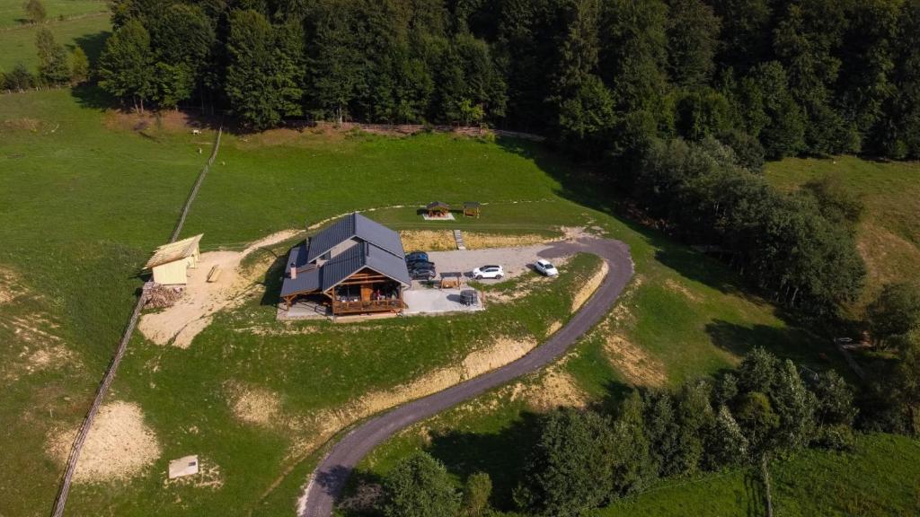 una vista aerea di una casa in un campo di Valley House Cabana cu priveliste de vis a Sita Buzăului