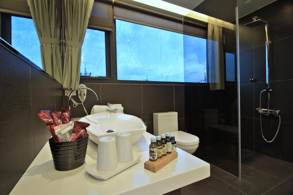 a bathroom with a toilet and a sink and a shower at Han-Shian Boutique B&amp;B in Dongshan