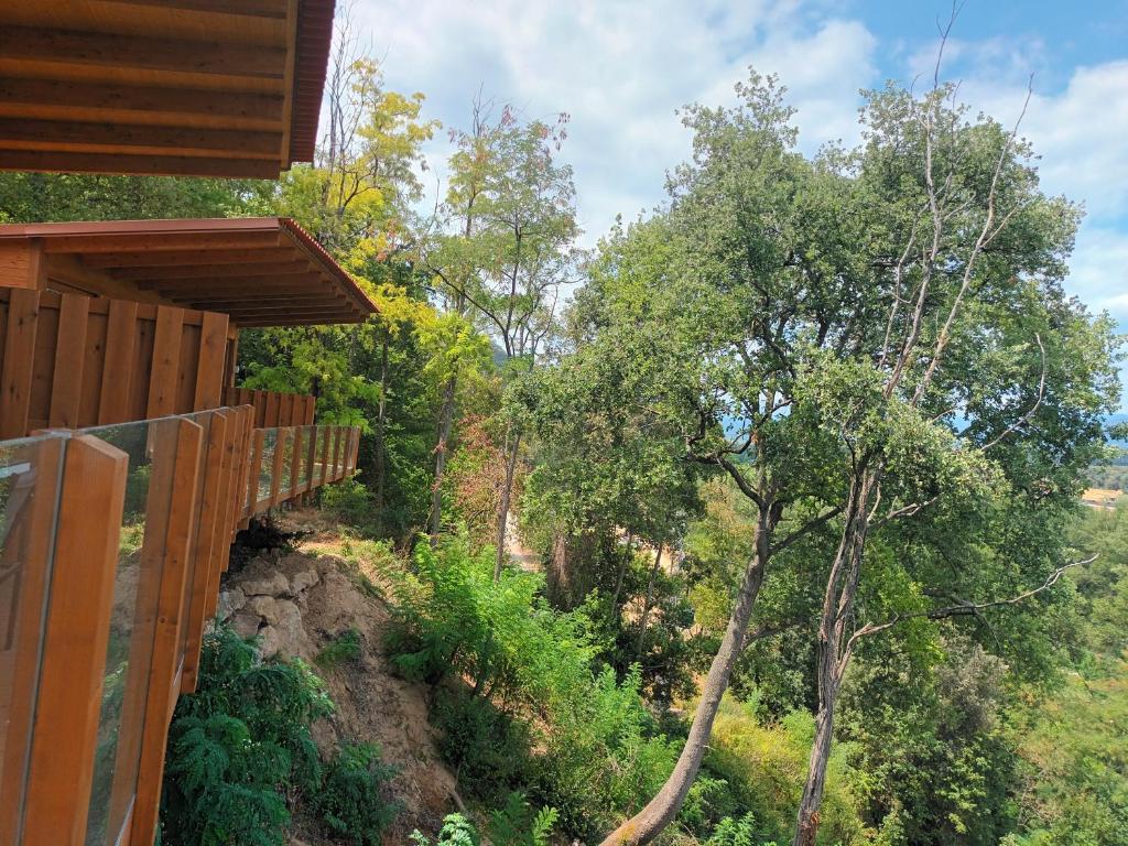 - une vue sur le côté d'une maison arborée dans l'établissement CAMPING DE BESALU, à Besalú