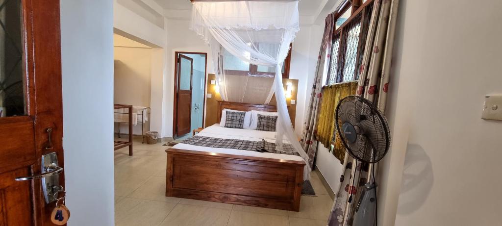 Hilltop Guest House - 1