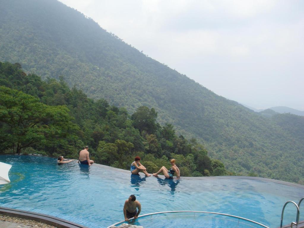 un grupo de personas en una piscina en las montañas en Belvedere Tam Dao Resort, en Tam Ðảo