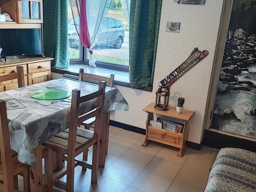 - une cuisine avec une table à manger, une table et des chaises dans l'établissement Studio lumineux avec coin montagne, situé sur les hauteurs de la station, départ ski aux pieds - FR-1-416-38, à La Toussuire