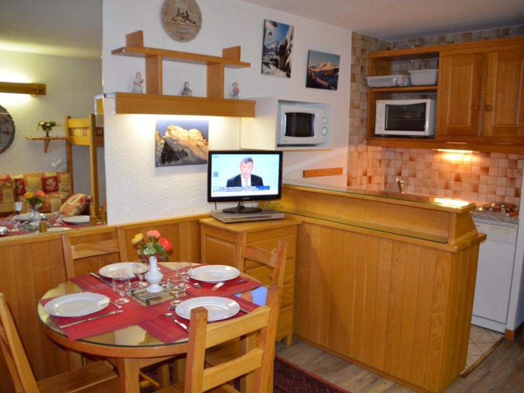 a kitchen with a table with a computer on it at Studio Les Menuires, 1 pièce, 3 personnes - FR-1-452-3 in Les Menuires