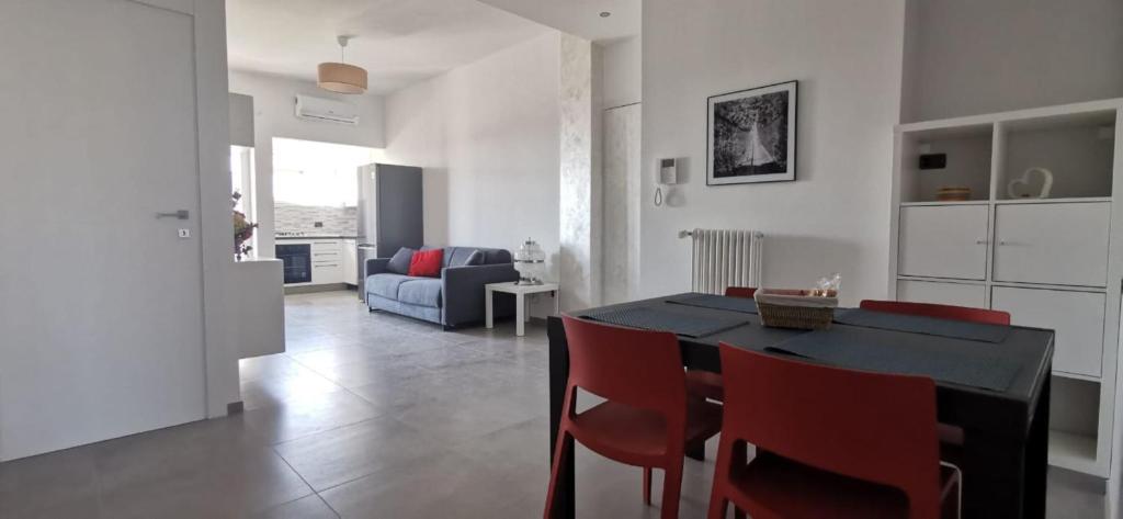 kuchnia i salon ze stołem i krzesłami w obiekcie A casa da Joy w Turynie